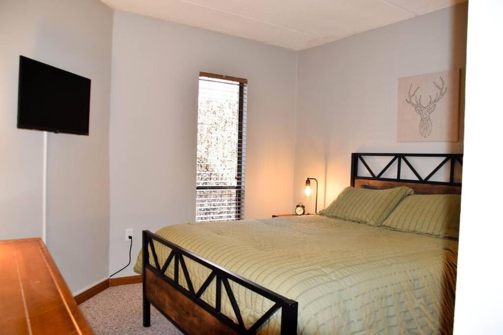 Cozy Mountain Getaway! Mountain Views! 2 Bed, 2 Bath, Sleeps 6 Apartment Gatlinburg Luaran gambar