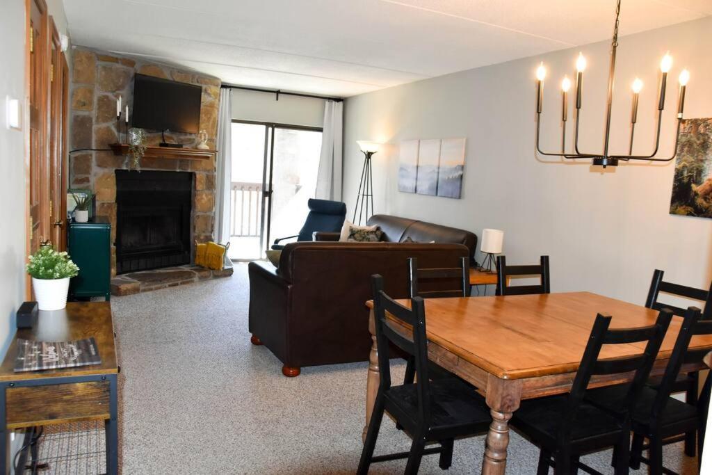 Cozy Mountain Getaway! Mountain Views! 2 Bed, 2 Bath, Sleeps 6 Apartment Gatlinburg Luaran gambar