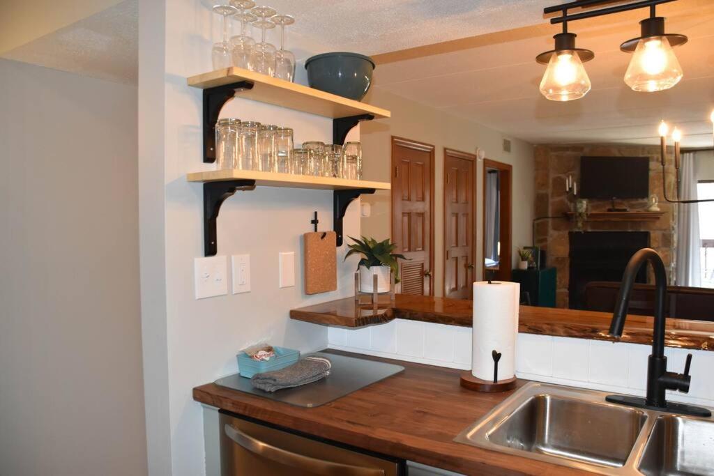 Cozy Mountain Getaway! Mountain Views! 2 Bed, 2 Bath, Sleeps 6 Apartment Gatlinburg Luaran gambar