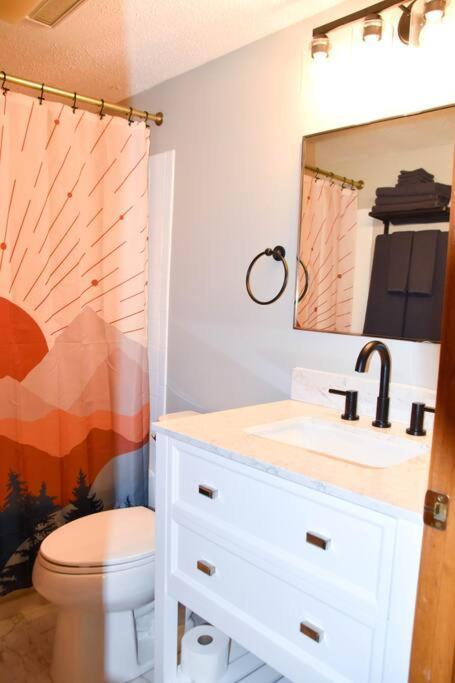 Cozy Mountain Getaway! Mountain Views! 2 Bed, 2 Bath, Sleeps 6 Apartment Gatlinburg Luaran gambar
