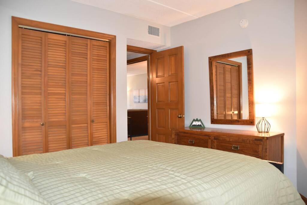 Cozy Mountain Getaway! Mountain Views! 2 Bed, 2 Bath, Sleeps 6 Apartment Gatlinburg Luaran gambar