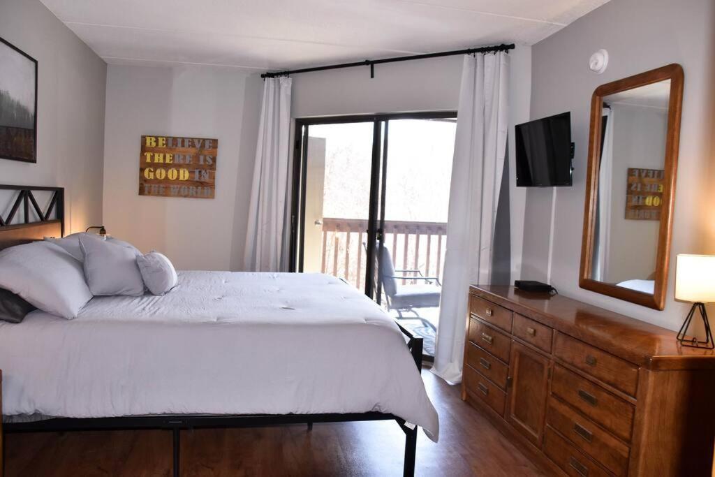 Cozy Mountain Getaway! Mountain Views! 2 Bed, 2 Bath, Sleeps 6 Apartment Gatlinburg Luaran gambar