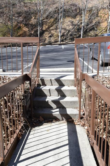 Cozy Mountain Getaway! Mountain Views! 2 Bed, 2 Bath, Sleeps 6 Apartment Gatlinburg Luaran gambar