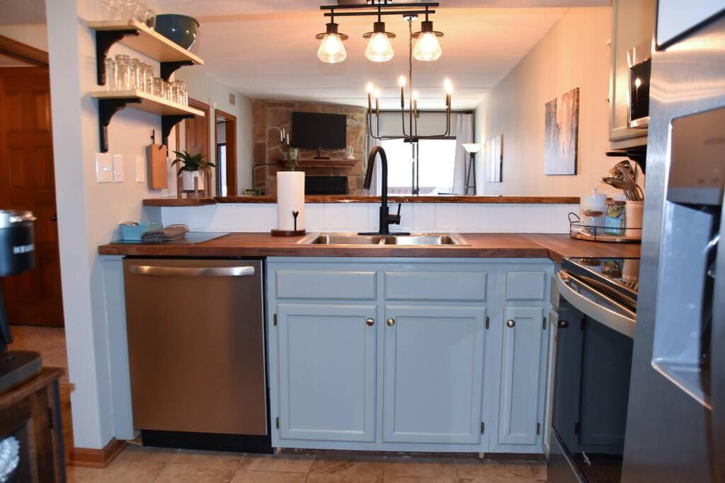 Cozy Mountain Getaway! Mountain Views! 2 Bed, 2 Bath, Sleeps 6 Apartment Gatlinburg Luaran gambar